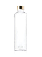 In der Beigen Schutzhülle befindet sich die unbedruckte Trinkflasche aus ultra klarem Borosilikatglas mit goldenem Deckel.