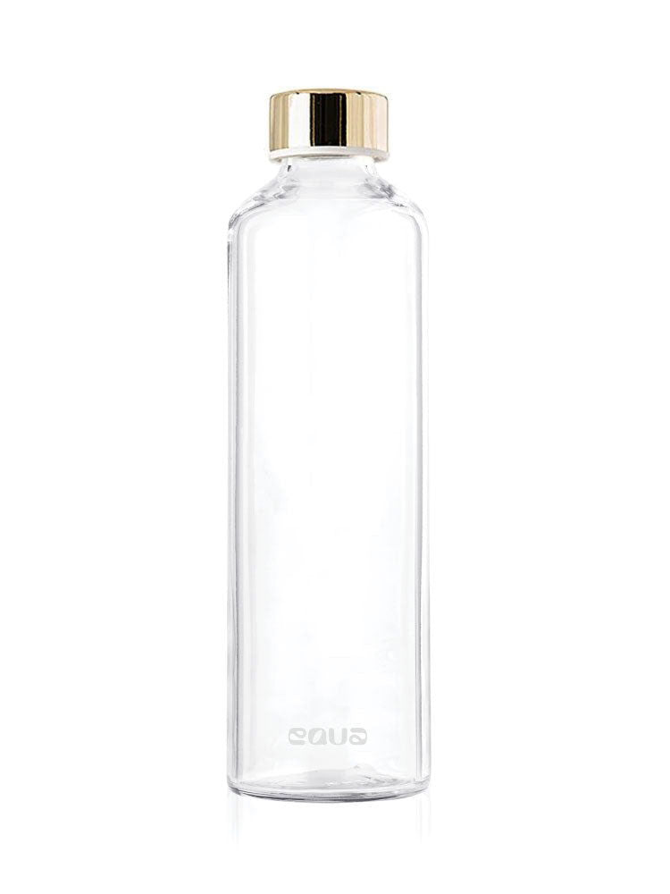 In der Beigen Schutzhülle befindet sich die unbedruckte Trinkflasche aus ultra klarem Borosilikatglas mit goldenem Deckel.