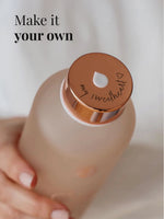 Personalisieren Sie Ihre Trinkflasche jetzt online. Sie können Ihre Glasflasche einzigartig machen mit einer Laser Gravur. Schnelle Lieferung.