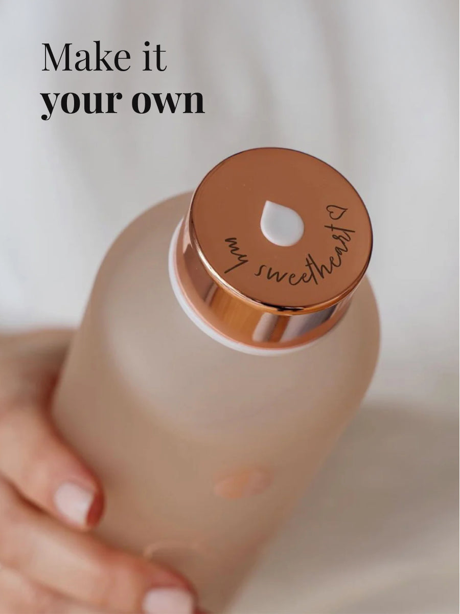 Personalisieren Sie Ihre Trinkflasche jetzt online mit einer Gravur auf dem Deckel. Sie können Ihre Glasflasche einzigartig machen mit einer Laser Gravur. Schnelle Lieferung. Das pefekte persönliche Geschenk.