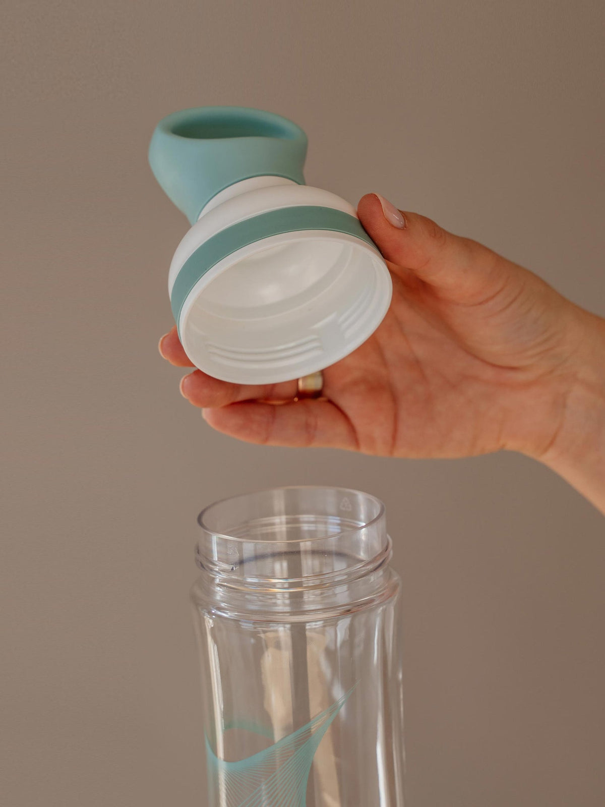 Leichte Trinkflasche mit Trinköffnung und Wide Mouth Öffnung. Geschmacksneutral dank hochwertigem Eastman Tritan BPA free.