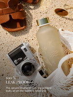 Die Trinkflasche aus mattem roasa Borosilikat Glas mit Blumenprint - 100% auslaufsicher. 