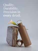 Das Design der Timeless Thermo Edelstahlflaschen ist zeitlos und minimalistisch - erhätlich in zahlreichen Farben und ideal zum kombinieren mit Deiner Kleidung.