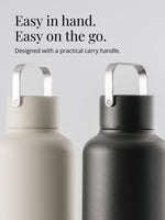 Die Dark Grey Edelstahl Thermo Flasche begleitet dich vom Gym, im Alltag bis in die Berge.