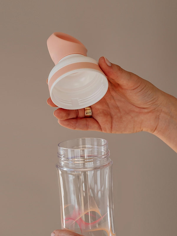 Trinkflasche mit praktischer Wide Mouth Öffnung und normaler Trinköffnung. Praktischer Tragegriff oben.